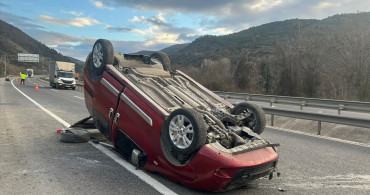 Bilecik'te Hafif Ticari Araç Devrildi: 4 Yaralı