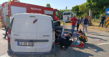 Bilecik'te işçi servisi ile hafif ticari araç çarpıştı: 4 yaralı