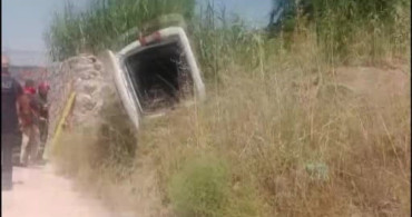 Bilecik'te istinat duvarına çarpan hafif ticari araç yan yattı: 1 yaralı