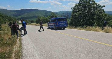 Bilecik'te kontrolden çıkan otomobil ormanlık alana devrildi: 1 yaralı