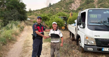 Bilecik'te patlayan boru, kamyoneti dere içinde mahsur bıraktı