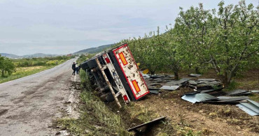 Bilecik'te Tır Devrildi, Sürücü Kurtuldu
