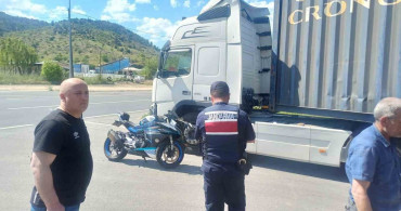 Bilecik'te Tır ve Motosiklet Çarpıştı: 1 Kişi Yaralı