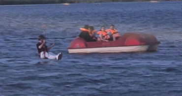 Bilecik'te ziplinede mahsur kalan vatandaşı deniz bisikletiyle kurtardılar