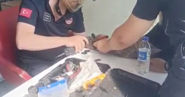 Bileğinde sıkışan kelepçe itfaiyenin müdahalesiyle çıkartıldı