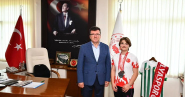 Bilek Güreşinin Parlayan Yıldızı: Ayşe Büyükkaçar