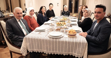 Binali Yıldırım Sosyal Medyadaki Takipçisini Evinde İftarda Ağırladı 