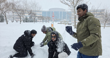 Bingöl'de Afrikalı Öğrenciler Karın Keyfini Çıkarıyor
