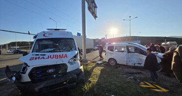 Bingöl'de Ambulans ile Ticari Araç Çarpıştı