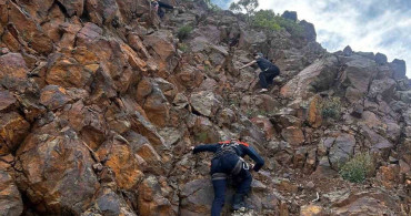 Bingöl'de Kayalıklarda Mahsur Kalan İki Vatandaş Kurtarıldı