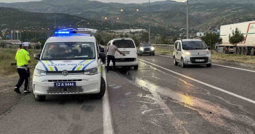 Bingöl'de Lastiği Patlayan Araç Refüjdeki Direği Devrildi