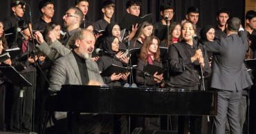 Bingöl'de Müzikal Tiyatro "Kim Var?" Sahnelendi