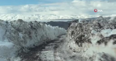 Bingöl'de Nisan Ayında Metrelerce Karla Mücadele Devam Ediyor