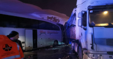 Bingöl'de Otobüs ve Tır Çarpışması: 3 Yaralı