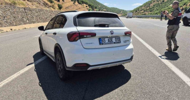 Bingöl'de otomobil bariyerlere çarptı, 4 yaralı