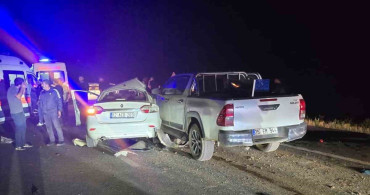 Bingöl'de otomobil ile pikap çarpıştı: 1'i ağır 3 yaralı