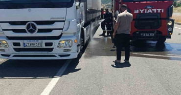 Bingöl'de seyir halindeki tırın lastikleri alev aldı
