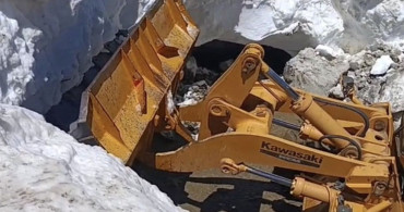 Bingöl’de yaz ortasında kar temizliği çalışmaları devam ediyor