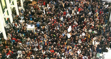 Binlerce deprem gönüllüsü İstanbul Havalimanı’na koştu: Terminalde uzun kuyruklar oluştu