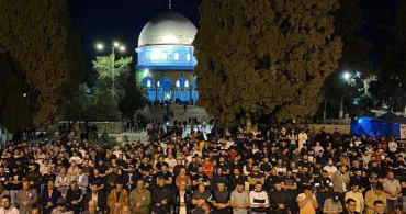 Binlerce Filistinli Sabah Namazı İçin Mescid-İ Aksa'ya Akın Etti