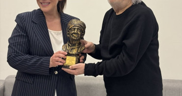 Binnur Kaya'ya 44. İsmail Dümbüllü Ödülü