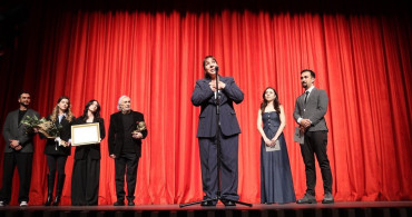 Binnur Kaya'ya İsmail Dümbüllü Ödülü, Gözyaşlarıyla Karşılandı