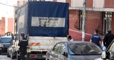 Bir Kişi Kendisini Kamyonet Kasasında Astı