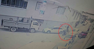 Bisikletli Çocukların Otomobille Çarpıştığı Kaza Güvenlik Kamerasında