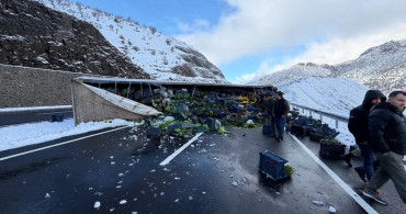 Bitlis-Diyarbakır Yolunda Sebze Yüklü Tır Devrildi