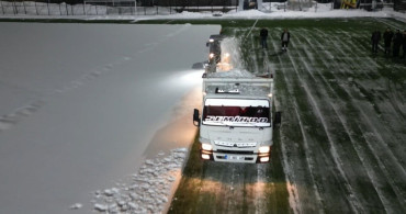 Bitlis Eren Stadyumu'nda Kar Temizleme Çalışmaları