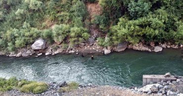 Bitlis'te dereye giren 3 kardeşten biri hayatını kaybetti, diğerini ise baba kurtardı