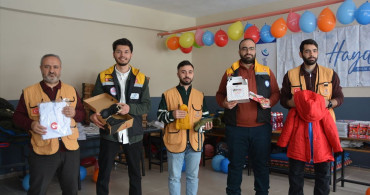 Bitlis'te İhtiyaç Sahibi Öğrencilere Kışlık Yardım