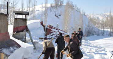 Bitlis'te Kar Nedeniyle Çatı Çöktü