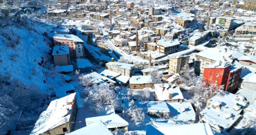 Bitlis'te Kar Yağışı Tarihi Yapıları Beyaza Bürüdü