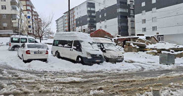 Bitlis'te Kar Yağışı Yol Kapattı