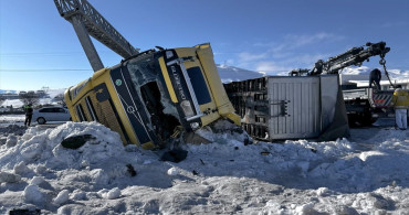Bitlis'te Tır Kazası: Büyükbaş Hayvanlar Devrildi
