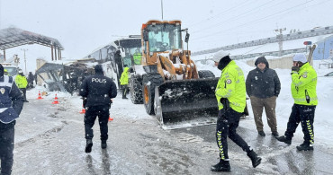 Bitlis'te Yolcu Otobüsü Kazası: 4 Polis Memuru Yaralandı