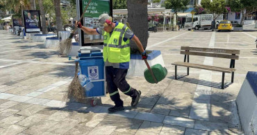 Bodrum Sokaklarını Müzikle Temizleyen Temizlik İşçisi