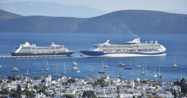 Bodrum'a İki Kruzayir Gemisi Geldi