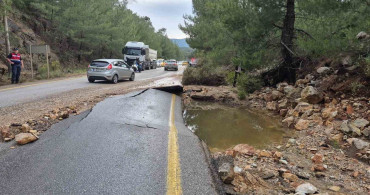 Bodrum'da Ana İsale Hattı Patladı: Yol Su İçinde Kaldı