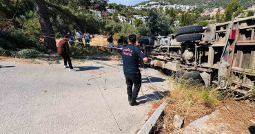 Bodrum'da Devrilen Kamyonda Üç Kişi Kurtarıldı