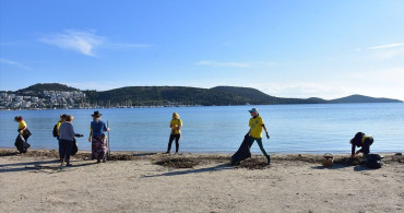 Bodrum'da Gönüllüler Kıyayı Temizliyor