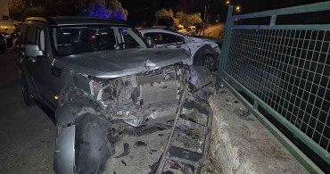 Bodrum'da hız yapan cip, motosiklete çarpıp park halindeki araçlara zarar verdi