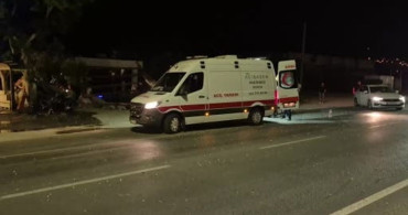 Bodrum'da kontrolden çıkan otomobil düğün salonu tabelasını yıktı, 2 yaralı