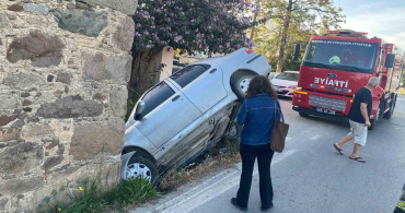 Bodrum'da Trafik Kazası: Otomobil Taş Binaya Çarptı