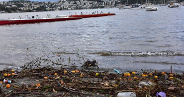Bodrum'da Yağmur Suyu ile Taşınan Atıklar Kıyıya Vurdu