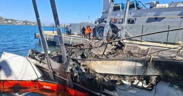 Bodrum'da Yanık Motoryatların Enkaz Kaldırma Çalışmaları Başladı