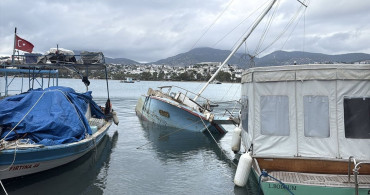 Bodrum'da Yat Teknesi Rüzgar Nedeniyle Yan Yattı