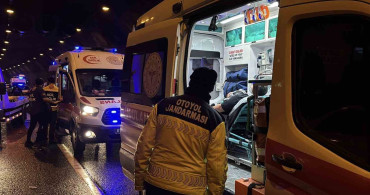 Bolu Dağı Tüneli'nde Tırla Çarpışan Otomobil Hurdaya Döndü