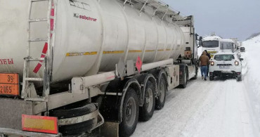 Bolu Dağı Tüneli’nde Ulaşıma Kar Engeli: İstanbul Yönü Trafiğe Kapatıldı!